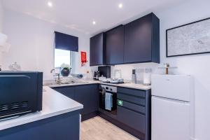 Stunning 3 Story Home, 3 x King Size Beds, Pool Table, Free Parking x2, Ping Pong