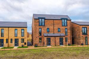 Stunning 3 Story Home, 3 x King Size Beds, Pool Table, Free Parking x2, Ping Pong