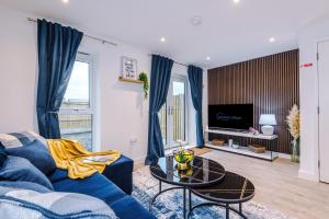 Stunning 3 Story Home, 3 x King Size Beds, Pool Table, Free Parking x2, Ping Pong