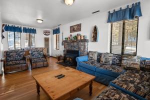 Lakefront Raccoons Nest - On the Lake