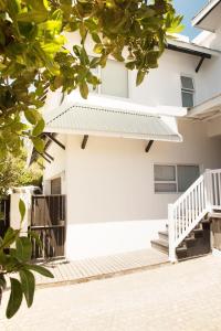 Seal Point, spacious beach villa on the beach