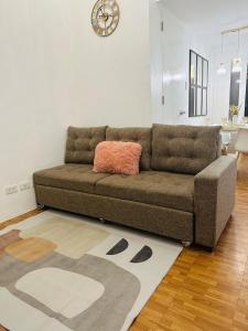 EDSA Cozy 3BR near MRT w Netflix and Karaoke Fun