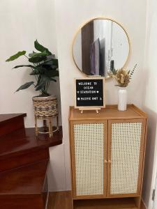 EDSA Cozy 3BR near MRT w Netflix and Karaoke Fun