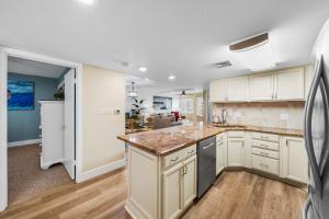 Holiday Surf and Racquet Unit 605