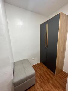 Cozy 2 BR 2 Bath Condo with Netflix and Karaoke near MRT EDSA