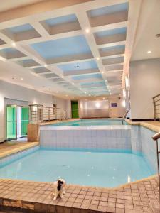 Cozy 2 BR 2 Bath Condo with Netflix and Karaoke near MRT EDSA