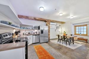 Chic Downtown Condo in Knoxvilles Old City