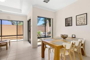 Beachside Gem in Doubleview, Free Wi-Fi, Parking