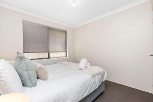 Jindee Beach 2km away, Magical memories in Butler