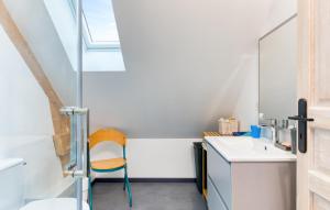 Maisons de vacances Nice Home In Venon With Wifi : photos des chambres