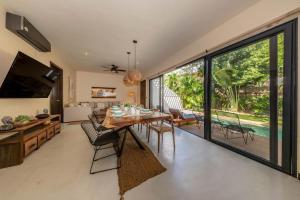 Villa Asana with Stunning Luxury Pool and Private Rooftop