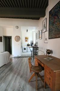 Appartements La Tour des Songes Place Dampmartin Uzes : photos des chambres