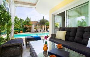 4 Bedroom Cozy Home In Donja Hlapa