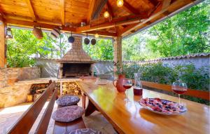 4 Bedroom Cozy Home In Donja Hlapa