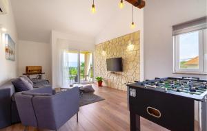 4 Bedroom Cozy Home In Donja Hlapa