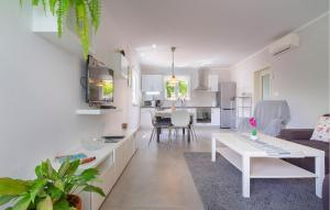 4 Bedroom Cozy Home In Donja Hlapa