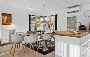 Beautiful Home In Glesborg