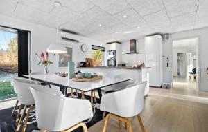 Beautiful Home In Glesborg