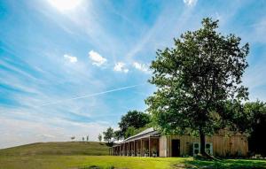 1 Bedroom Amazing Apartment In Binowo