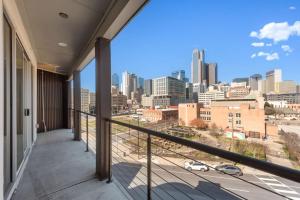 Cityscape 2BR I Parking I King Bed I Workspace