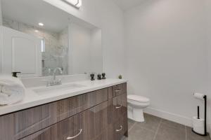 Urban 2BR I Parking I King Bed I Workspace