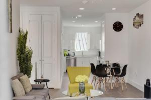 Urban 2BR I Parking I King Bed I Workspace