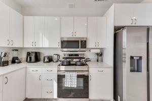 Urban 2BR I Parking I King Bed I Workspace