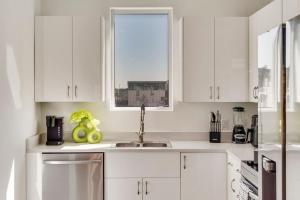 Urban 2BR I Parking I King Bed I Workspace