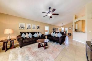 Beautiful New Villa Gleneagles Dr Modernized 2024