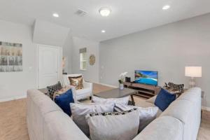 Luxury 5 Bed Pool Home Close To Disney, Spacious