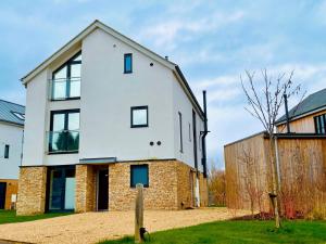 Mackintosh House ML41 HOT TUB Lakeside Spa - Villas, Somerford Keynes