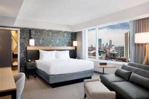 King Room with Sofa Bed room in Courtyard Boston Downtown/North Station
