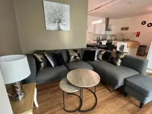 Nearby Glastonbury, Next to Street Town Centre - Ground Floor Large 3 BD With Parking, Sleeps Up to 6 - 萨默顿