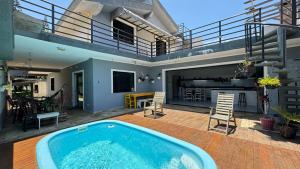 Casa a 300 metros Praia, 5 quartos, com área Gourmet , Mirante, Piscina, churrasqueira e ar condionado em 2 quartos