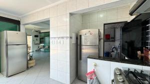 Casa a 300 metros Praia, 5 quartos, com área Gourmet , Mirante, Piscina, churrasqueira e ar condionado em 2 quartos