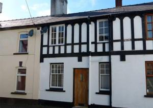 Charming newly renovated 3 bed cottage in Brecon town with private garden & pets welcome