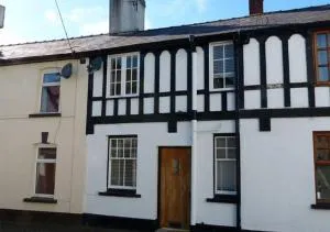 Charming newly renovated 3 bed cottage in Brecon town with private garden & pets welcome - Llanspyddid