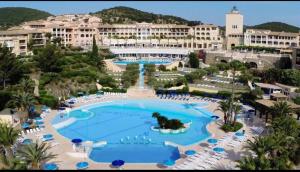 Appartement 45 personnes vue mer piscine et montagne Cap Estérel Pierre et Vacance nature et sport