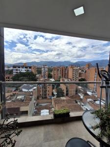 RentalsOP AN09 Apartamento en Laureles el barrio mas cool del mundo, moderno, con balcon y excelente vista