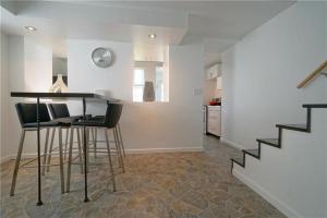 City Cottage with Yard, Sleeps 8