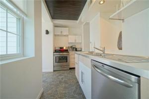 City Cottage with Yard, Sleeps 8