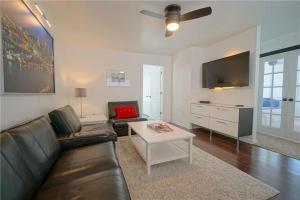 City Cottage with Yard, Sleeps 8