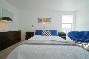 City Cottage with Yard, Sleeps 8