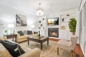 Luxury 6BR Home with GameRoom Near Gas S Arena - Suwanee