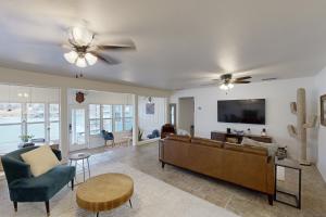 2 BR Lakefront Home W and Dock, Patio and BBQ Grill