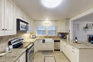 2 BR Lakefront Home W and Dock, Patio and BBQ Grill