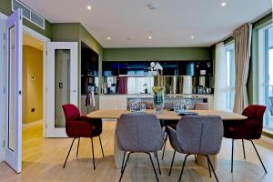 Luxury 360 Penthouse with gym & parking