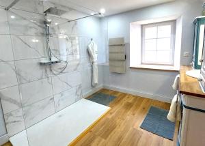B&B / Chambres d'hotes Kergroaz Maner Classe 5 epis Table d'Hotes Manoir dans parc paysage, spa en plein air Bornes vehicules electriques Petit dejeuner inclus : Chambre Double Deluxe