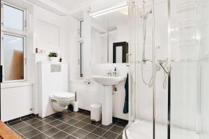 Dinbnb Home - History meets Modern I 3-Story Bergen House