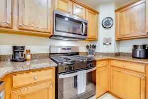 12 Mi to WDW Resort Condo with Community Hot Tub!